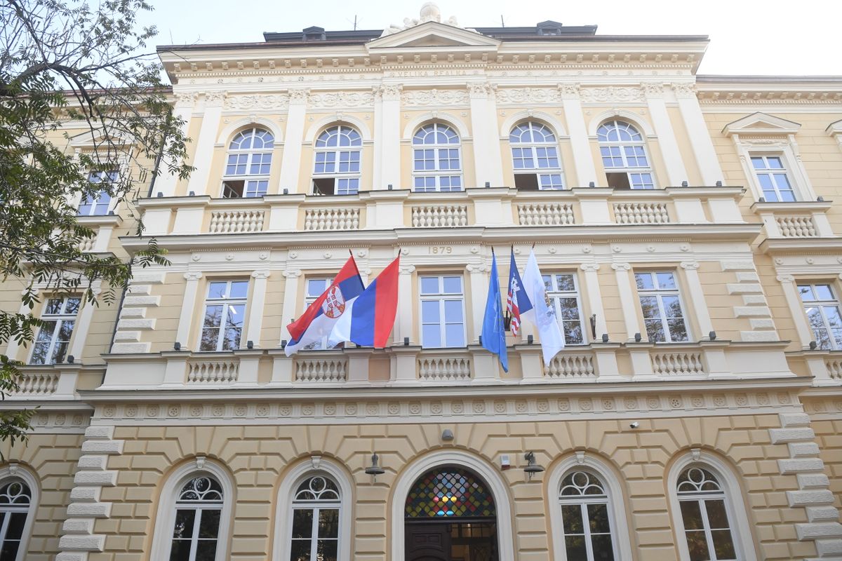 Председник Вучић обишао реконструисану зграду Земунске гимназије Председник Вучић обишао реконструисану зграду Земунске гимназије