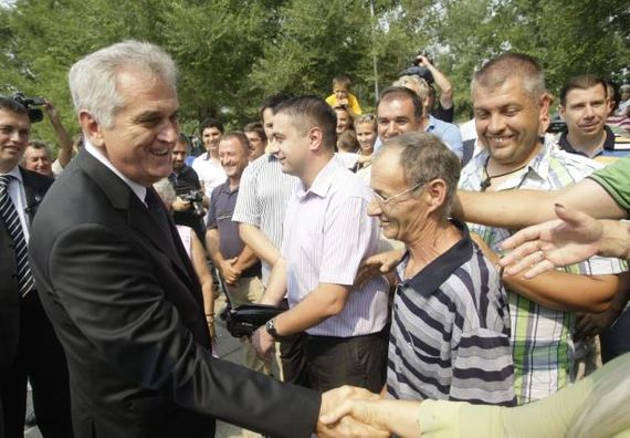 Bečej 1.9.2012. g. - Predsednik Nikolić pozdravlja građane prilikom posete Bečeju.