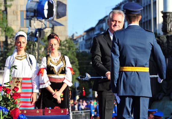 Beograd 8.9.2012. g. - Predsednik Nikolić uručio je oficirske sablje najboljim diplomcima 133. klase Vojne akademije.