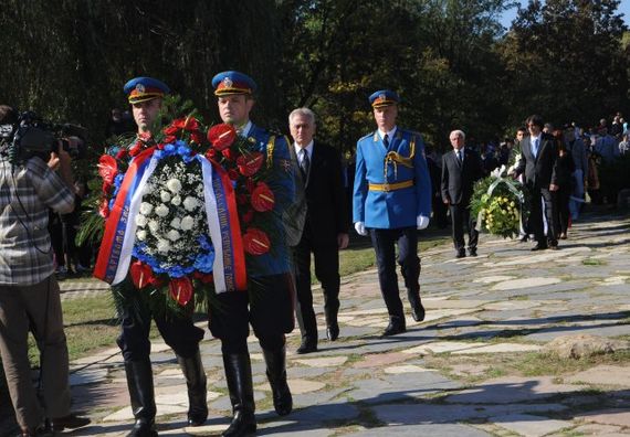 Kragujevac 24.10.2012.- Predsednik Nikolić položio je venac u Spomen parku Šumarice u Kragujevcu.