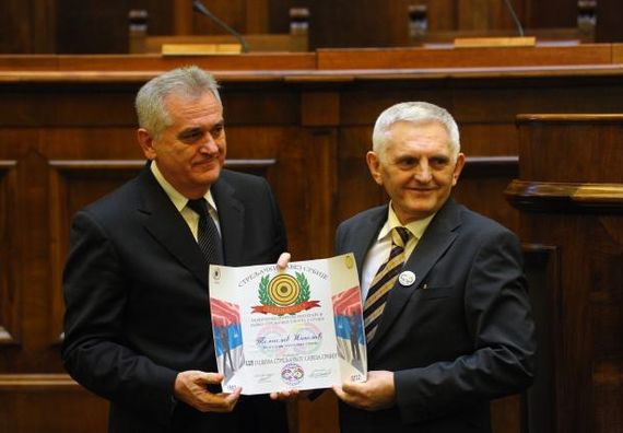 Beograd 11.12.2012. god - Streljački savez Srbije dodelio predsedniku Nikoliću priznanje “Zlatna meta”.