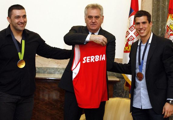 Beograd 7.3.2013. Predsednik Nikolić sa atletičarima, Asmirom Kolašincem i Mihailom Dudašem