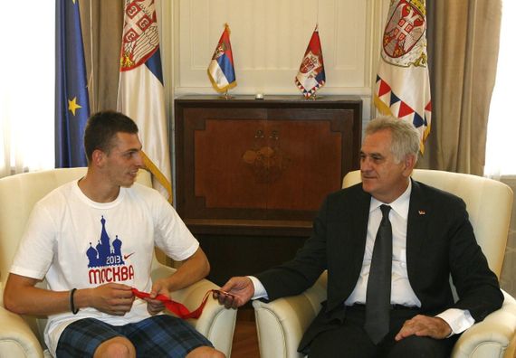 Beograd 17.8.2013. god. – Predsednik Nikolić sa srpskim atletičarem Emirom Bekrićem.