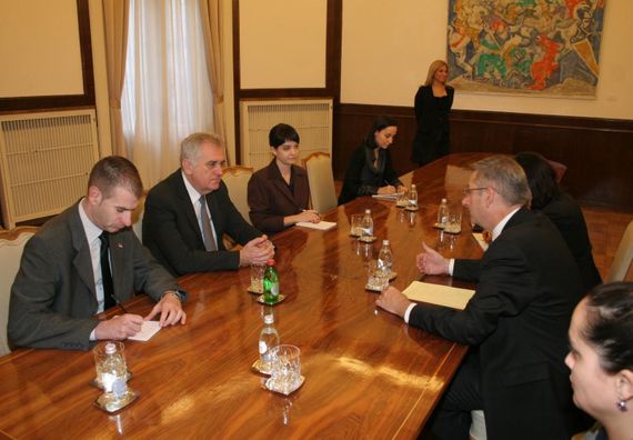 Београд, 6.12.2013 год. Председник Николић током сусрета са генералним директором компаније „Michelin“ за јужну Европу, господином Ериком Фејдијем.