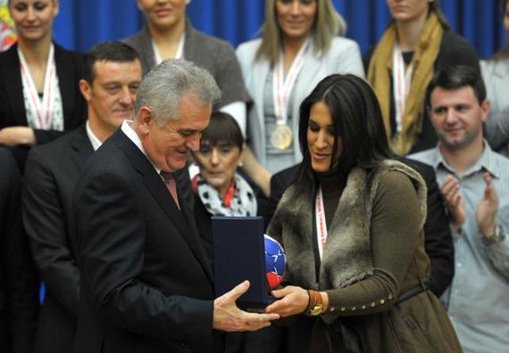 Beograd, 23.12.2013. god. Predsednik Nikolić sa ženskom rukometnom reprezentacijom Srbije.