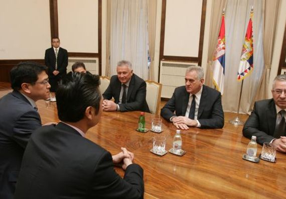 Beograd, 25.12.2013. god. Predsednik Nikolić sa Sun Lijangom, predsednikom kompanije Šandong Hajspid.