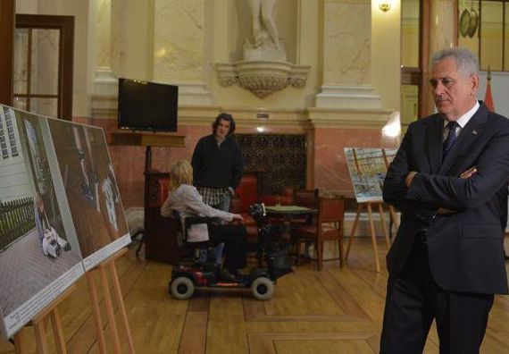 Beograd, 4.4.2014. god. Predsednik Nikolić na izložbi fotografija „Multipla skleroza: život pod pritiskom“.