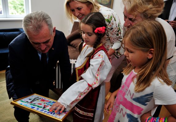 Paraćin, 7.8.2014. god, Predsednik Nikolić sa suprugom obišao kuće koje su obnovljene iz donacija Fondacije „Dragica Nikolić“ u naselju Vrapčane.