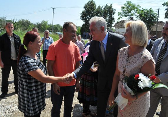 Varvarin, 22.8.2014. god, Predsednik Nikolić sa suprugom obišao kuće koje su obnovljene iz donacija Fondacije „Dragica Nikolić“ u naselju Obrež.