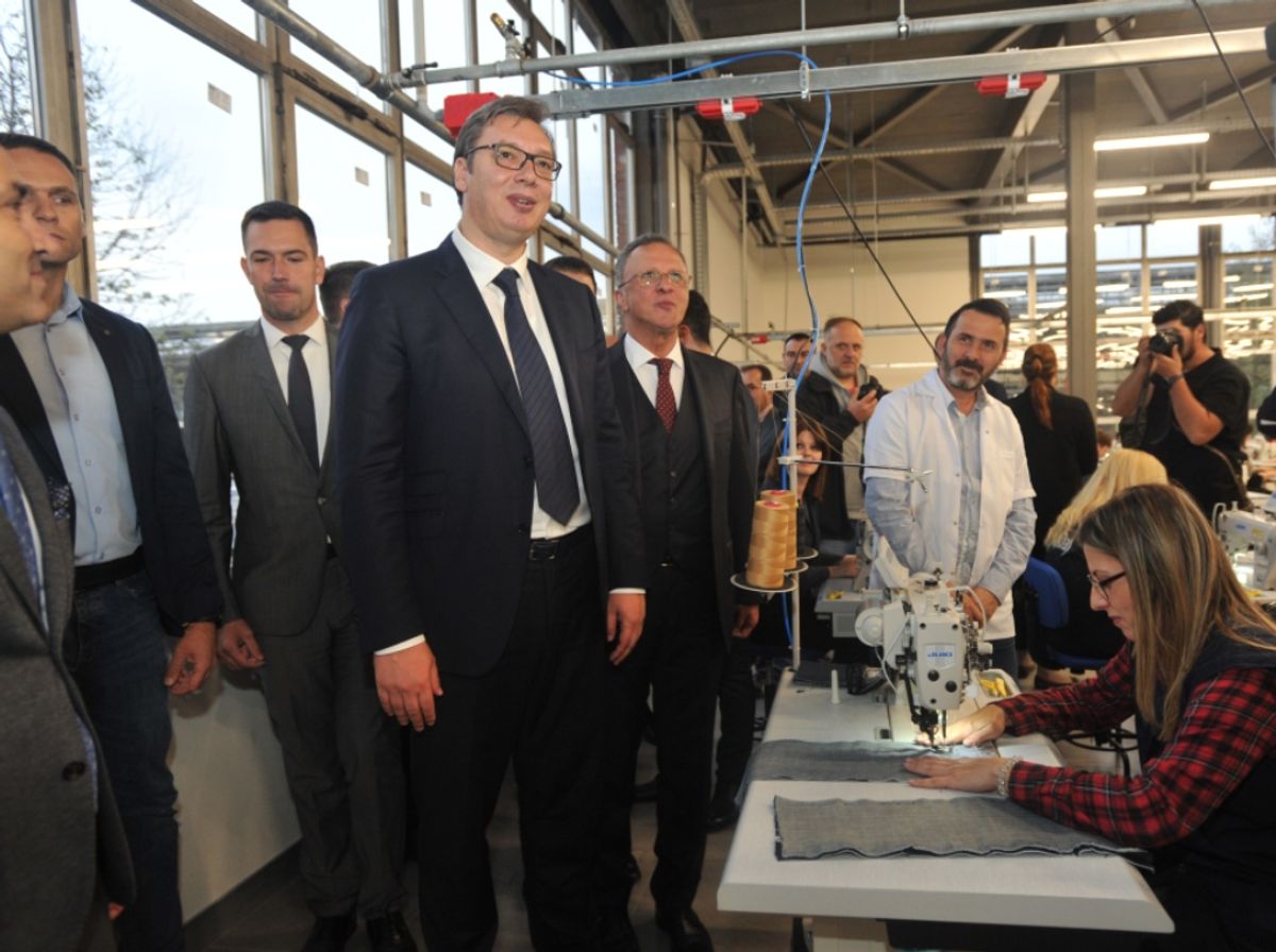 Председник Вучић обишао радове на изградњи фабрике 