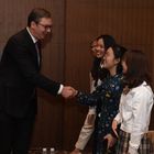Председник Вучић са студентима са катедре за српски језик на Универзитету за међународне студије у Пекингу