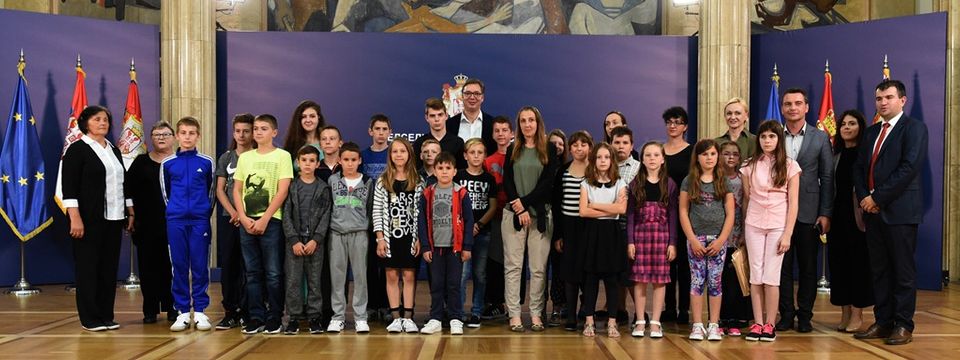 Predsednik Srbije Aleksandar Vučić sa decom iz Hrvatske