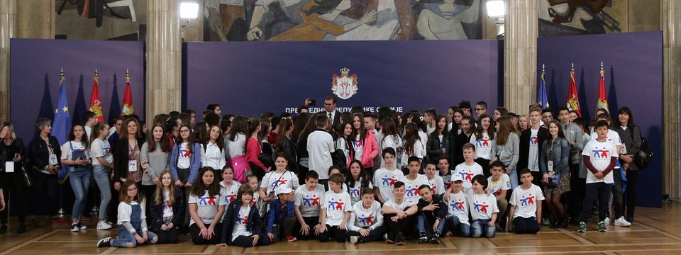 Predsednik Republike Srbije Aleksandar Vučić sa decom srpskog porekla