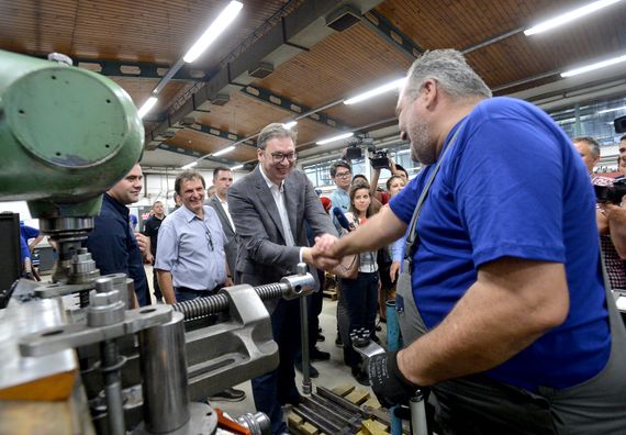 Predsednik Vučić posetio poplavljenu fabriku radijatora u Kraljevu.