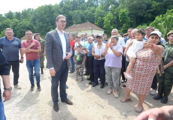 Председник Вучић обишао насеље Сирча код Краљева