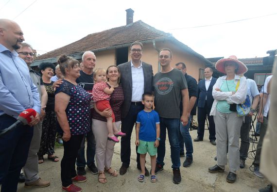 Predsednik Vučić posetio naselje Gornji Ribnik u Trsteniku