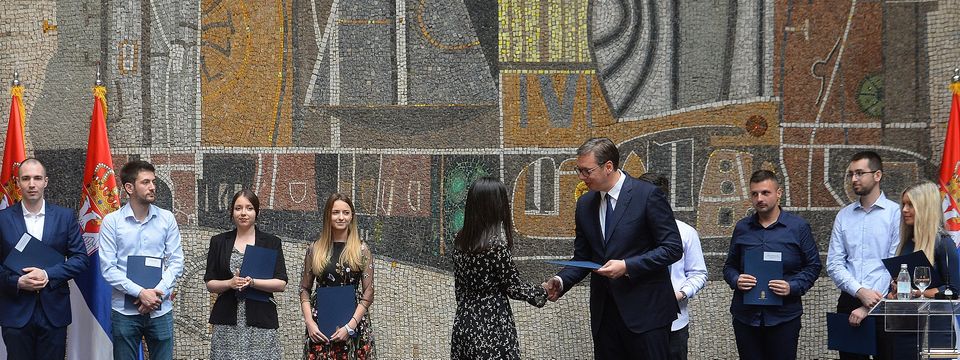 Predsednik Vučić sa najboljim diplomcima medicinskih fakulteta u Srbiji
