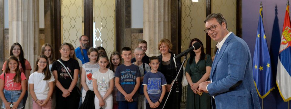 Predsednik Vučić sa decom sa severa Kosova i Metohije