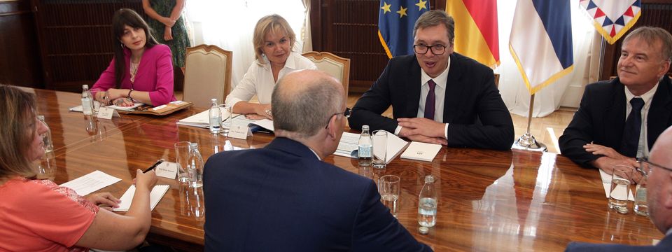 Predsednik Vučić sastao se sa poslanikom Bundestaga Peterom Bajerom