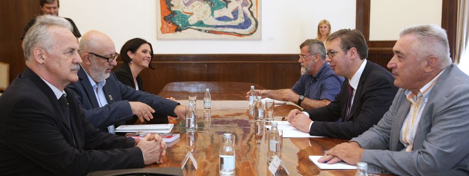 Predsednik Vučić sastao se sa sa delegacijom Koordinacije srpskih udruženja porodica nestalih, ubijenih i poginulih lica