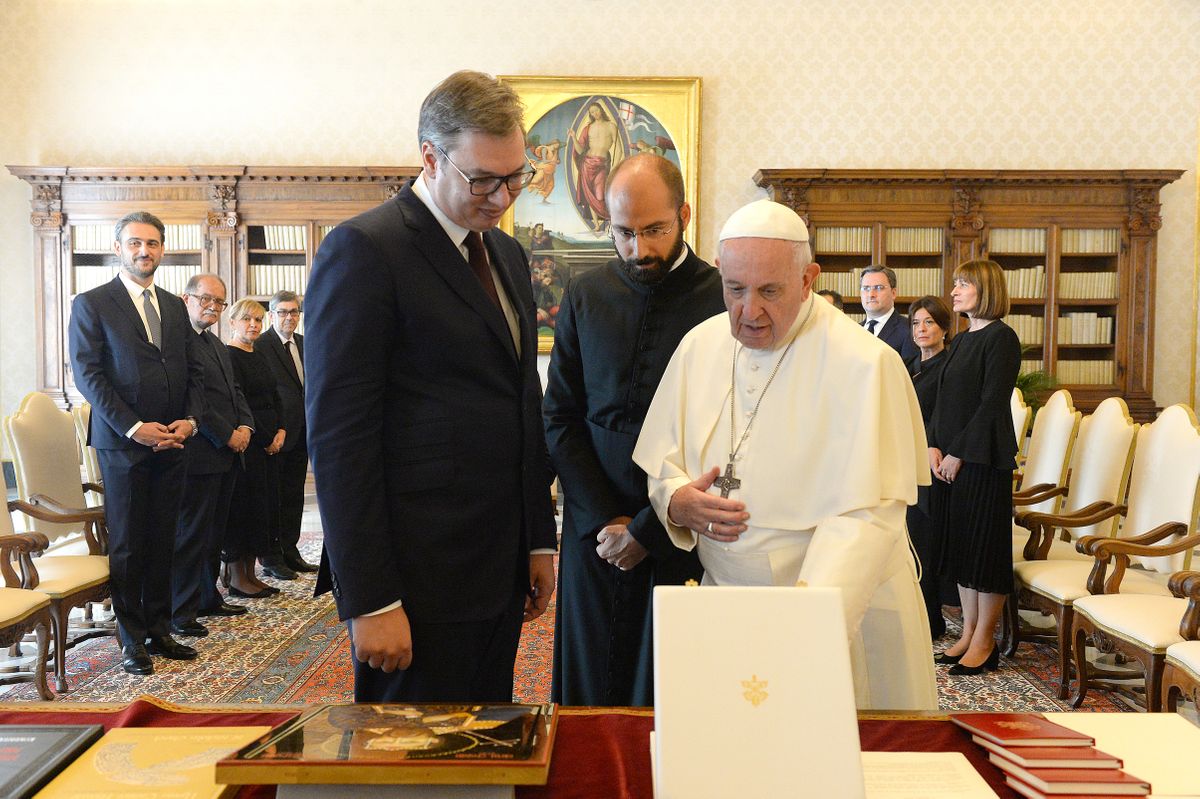 Председник Вучић састао се са Његовом светошћу папом Франциском