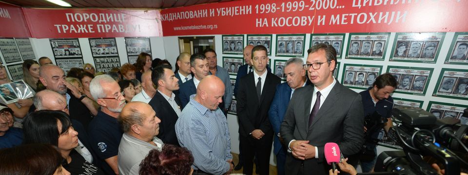 Predsednik Vučić posetio Udruženje porodica kidnapovanih i ubijenih na Kosovu i Metohiji