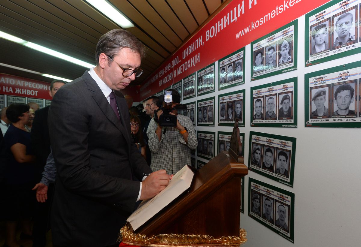Председник Вучић посетио Удружење породица киднапованих и убијених на Косову и Метохији
