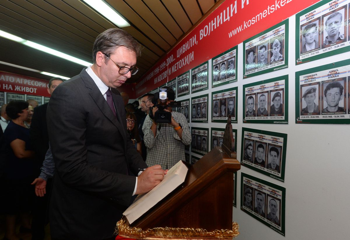 Predsednik Vučić posetio Udruženje porodica kidnapovanih i ubijenih na Kosovu i Metohiji Predsednik Vučić posetio Udruženje porodica kidnapovanih i ubijenih na Kosovu i Metohiji