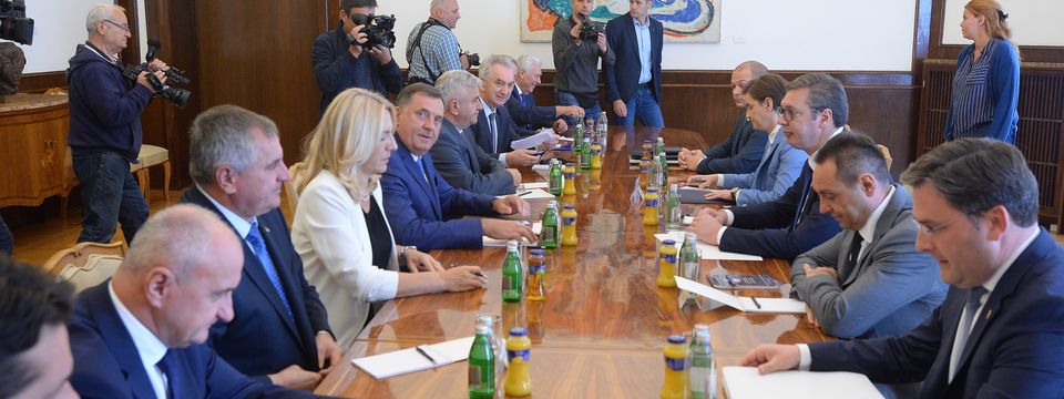 Predsednik Vučić sastao se sa sa srpskim članom Predsedništva BiH Miloradom Dodikom i predstavnicima parlamentarnih stranaka iz Republike Srpske