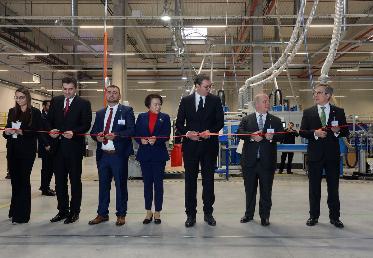 Председник Вучић присуствовао свечаном отварању фабрике Yanfeng Automotive Interiors у Крагујевцу