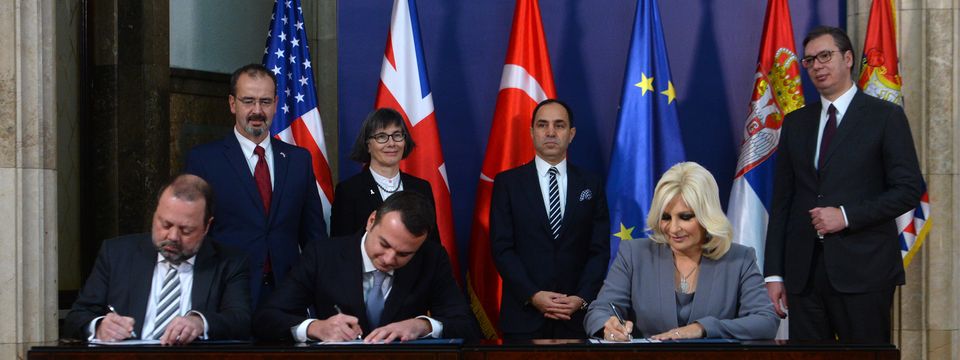 Председник Вучић присуствовао потписивању уговора за изградњу Моравичког коридора