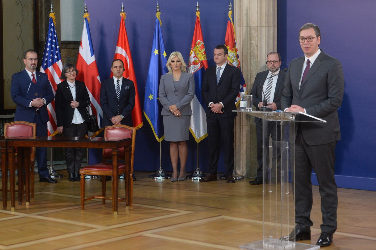 Председник Вучић присуствовао потписивању уговора за изградњу Моравичког коридора