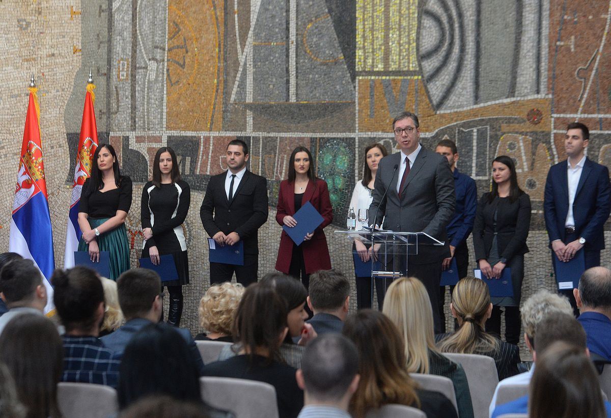 Dodeljeni ugovori o radu najboljim mladim diplomcima medicinskih fakulteta i srednjih medicinskih škola