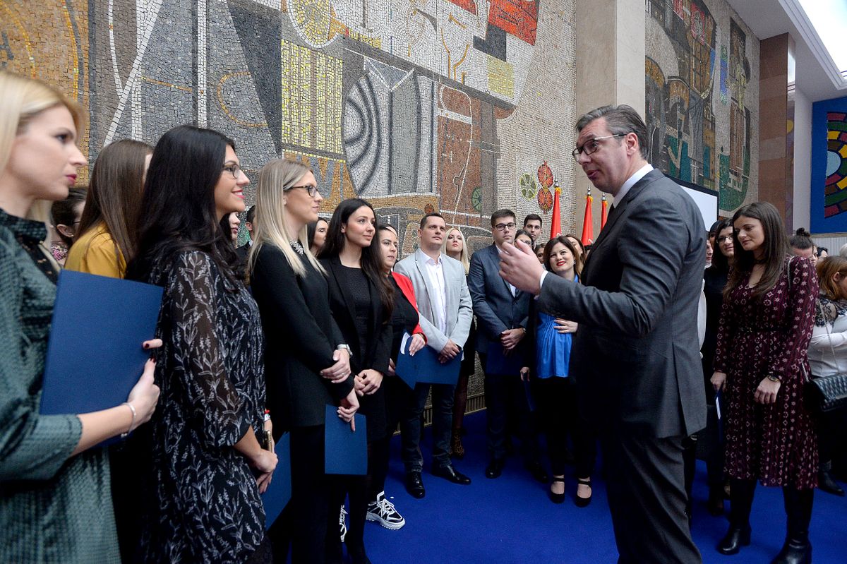 Dodeljeni ugovori o radu najboljim mladim diplomcima medicinskih fakulteta i srednjih medicinskih škola