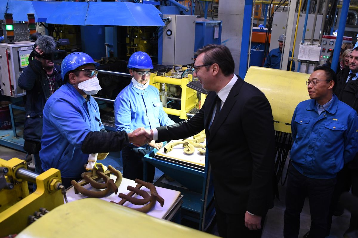 Predsednik Vučić obišao fabriku MEI TA Europe u Obrenovcu