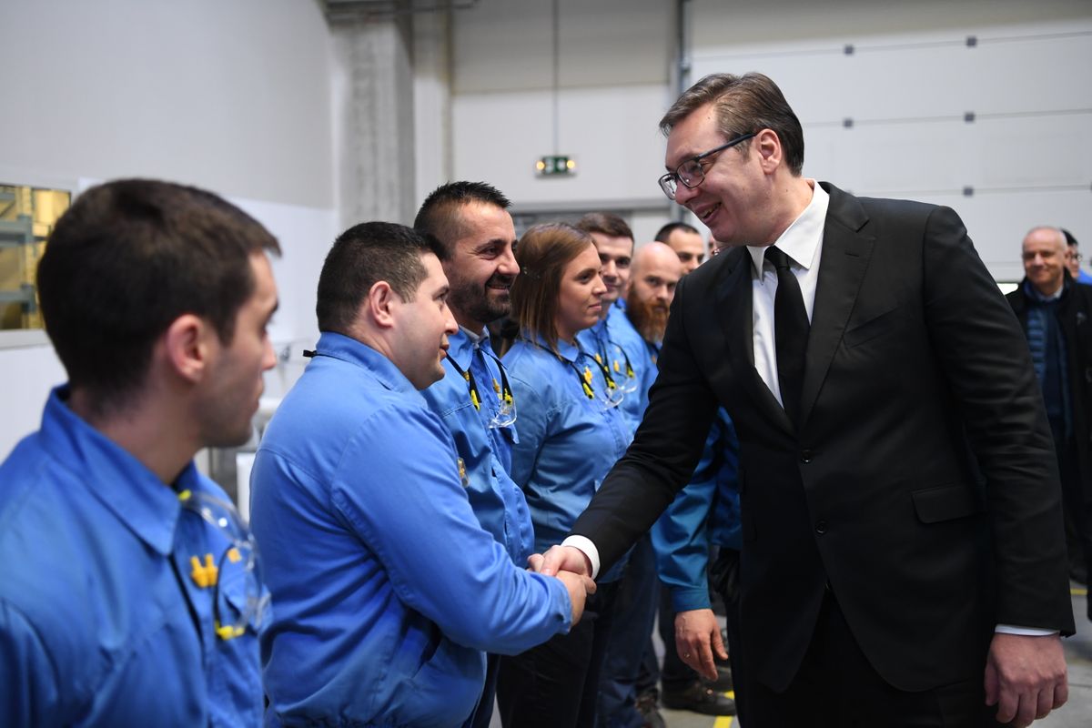 Председник Вучић обишао фабрику MEI TA Europe у Обреновцу Председник Вучић обишао фабрику MEI TA Europe у Обреновцу