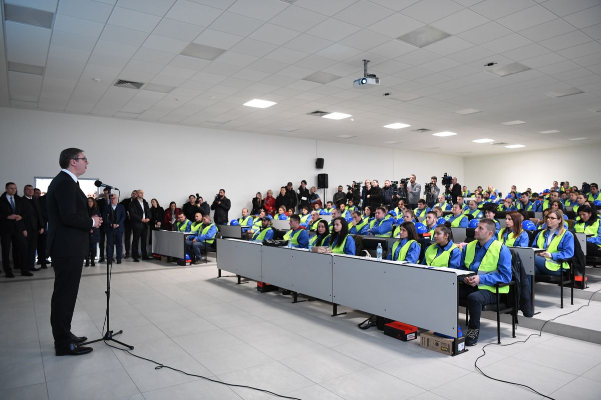 Predsednik Vučić obišao fabriku MEI TA Europe u Obrenovcu