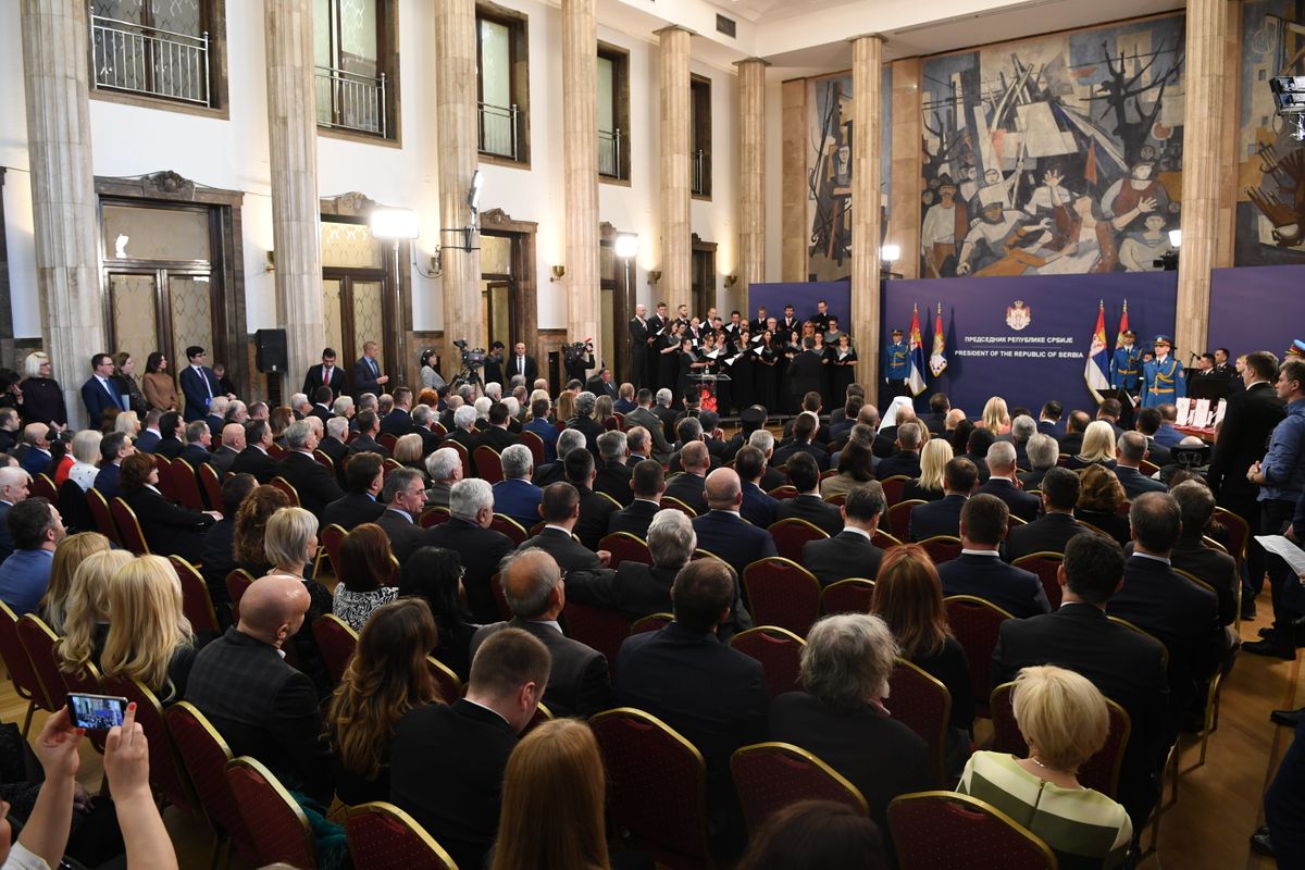 Председник Вучић уручио је поводом Дана државности Србије одликовања заслужним појединцима и институцијама