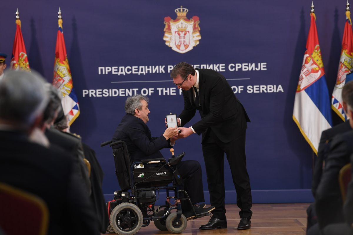 Predsednik Vučić uručio je povodom Dana državnosti Srbije odlikovanja zaslužnim pojedincima i institucijama