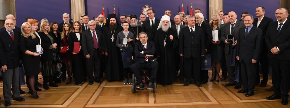 Председник Вучић уручио је поводом Дана државности Србије одликовања заслужним појединцима и институцијама