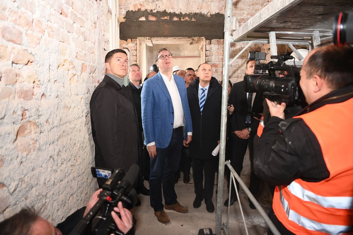 Predsednik Vučić obišao radove na izgradnji i rekonstrukciji Klinike za infektivne i tropske bolesti