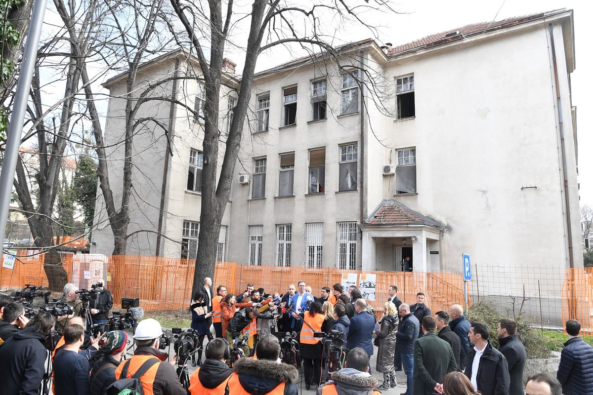 Predsednik Vučić obišao radove na izgradnji i rekonstrukciji Klinike za infektivne i tropske bolesti Predsednik Vučić obišao radove na izgradnji i rekonstrukciji Klinike za infektivne i tropske bolesti