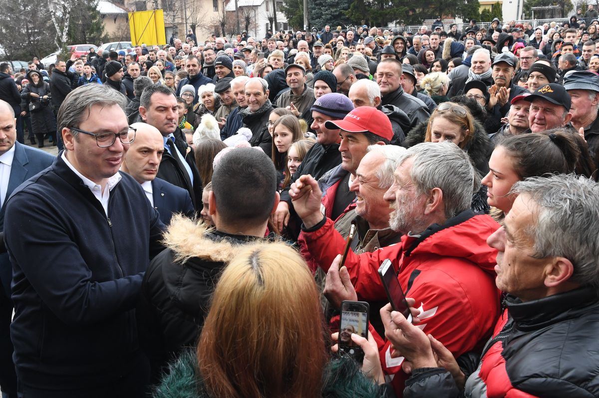 Predsednik Vučić obišao renoviranu zgradu škole u Gornjem Milanovcu