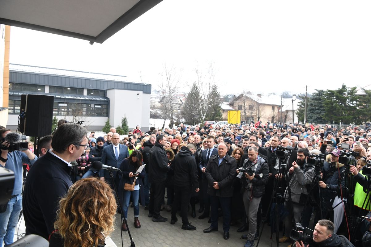 Predsednik Vučić obišao renoviranu zgradu škole u Gornjem Milanovcu