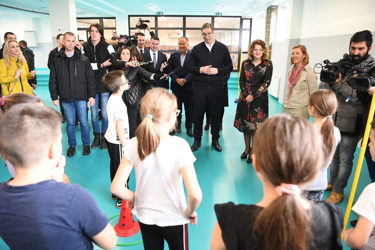 Председник Вучић обишао реновирану зграду школе у Горњем Милановцу