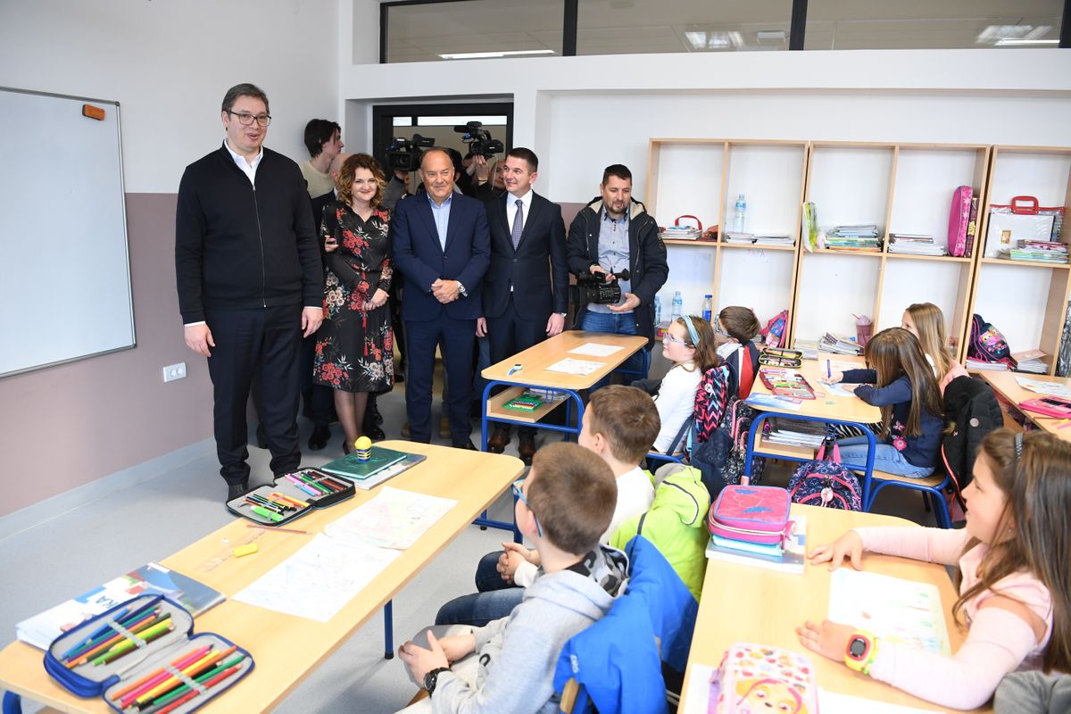 Predsednik Vučić obišao renoviranu zgradu škole u Gornjem Milanovcu