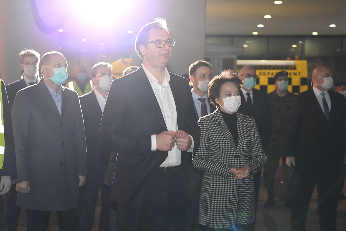 Predsednik Vučić dočekao je tim lekara iz NR Kine Predsednik Vučić dočekao je tim lekara iz NR Kine
