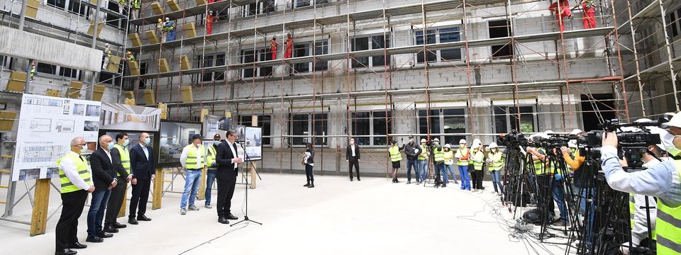Predsednik Vučić obišao radove na rekonstrukciji i izgradnji Kliničkog centra Srbije