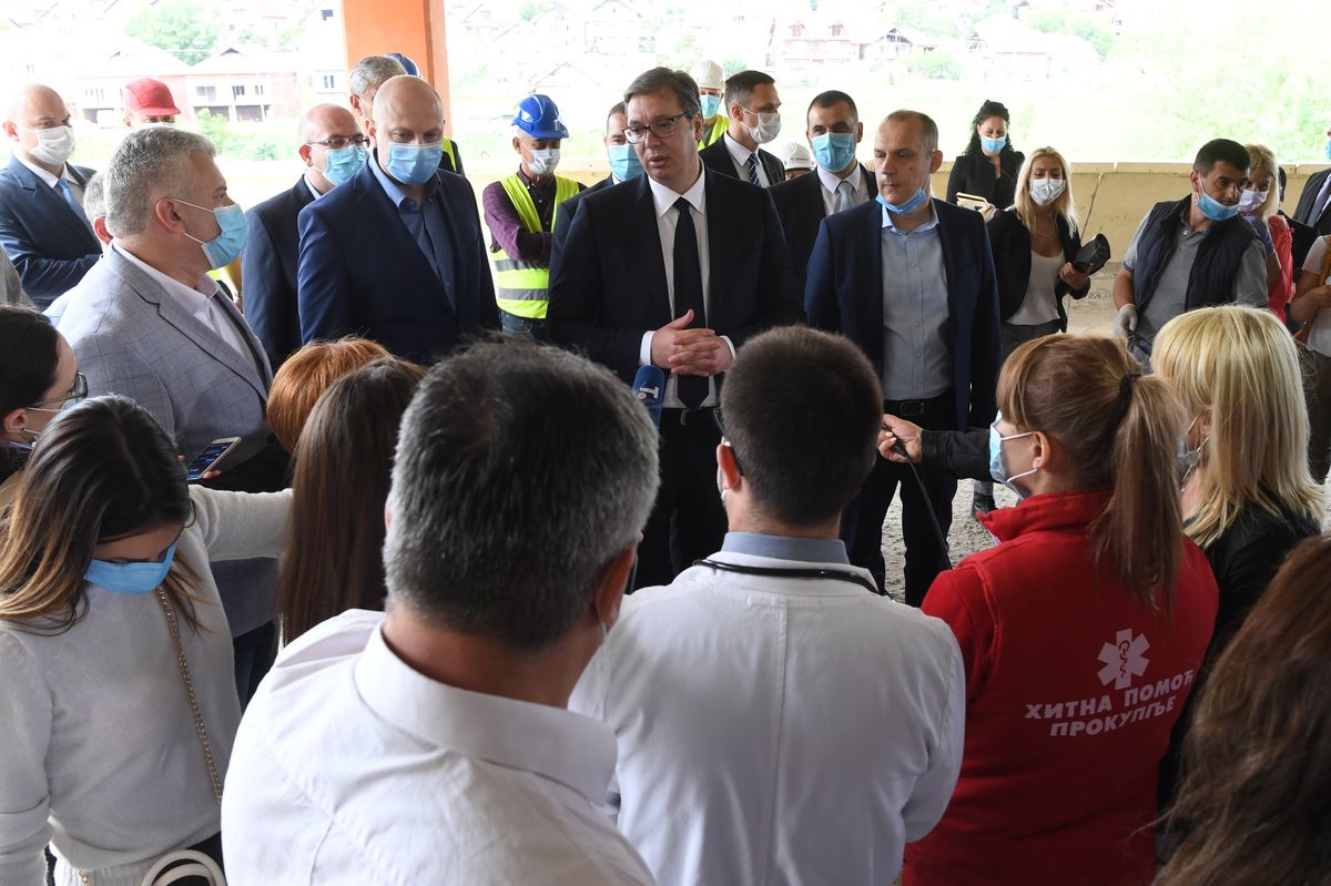 Председник Вучић обишао радове на реконструкцији Здравственог центра Прокупље