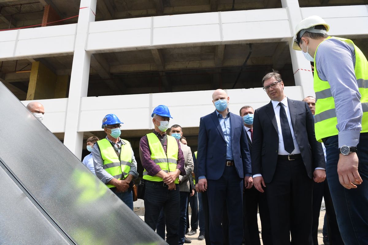 Председник Вучић обишао радове на реконструкцији Здравственог центра Прокупље